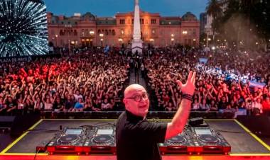 Plaza de Mayo vibró con el dj y cura Guilherme que homenajeó al papa Francisco 