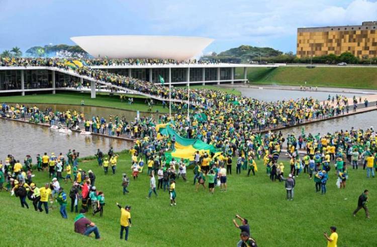 Miles de bolsonaristas avanzaron sobre las sedes gubernamentales brasileñas.