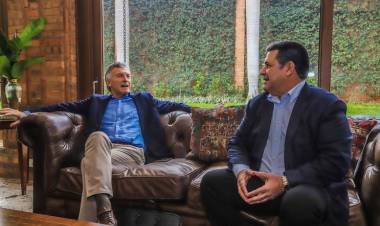 El efusivo saludo de Cartes y Macri, sin respetar protocolos de Salud
