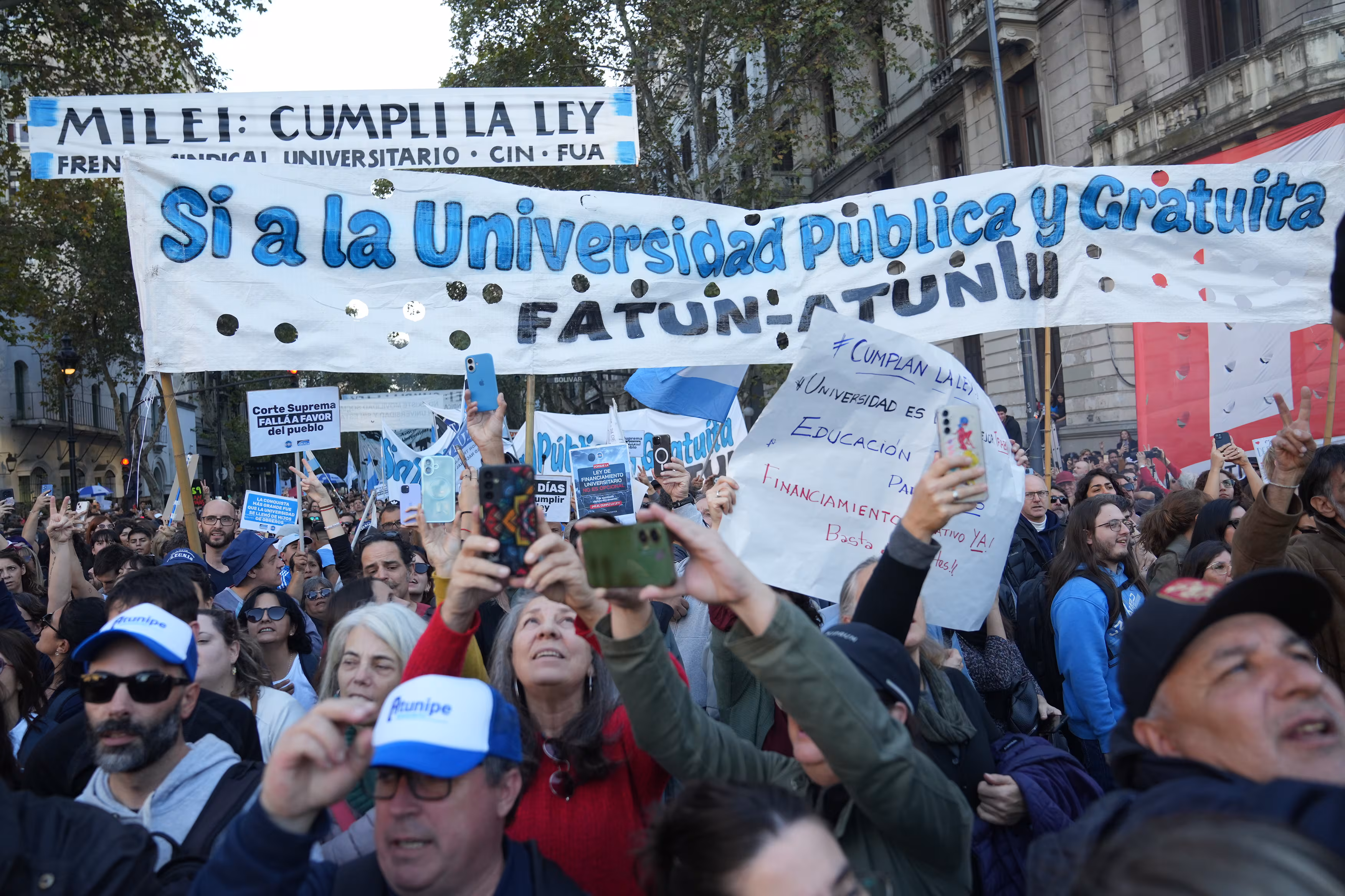 El reclamo por el financiamiento universitario fue masivo y el gobierno lo tildó de "acto opositor"